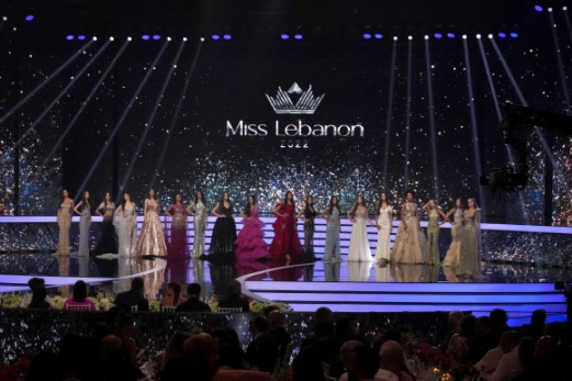 후보들이 24일(현지시간) 레바논 베이루트에서 열린 미스 레바논 2022 미인대회에서 드레스를 입고 포즈를 취하고 있다. AP 연합뉴스