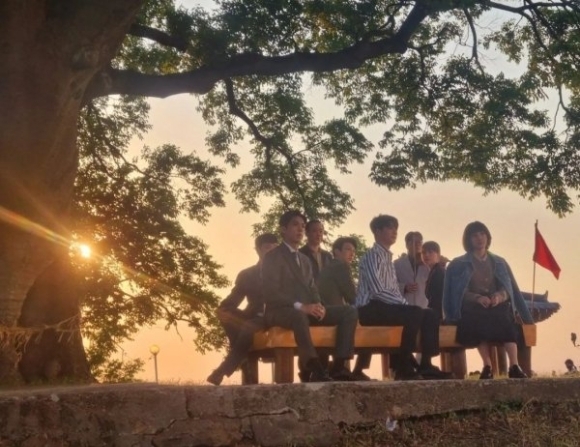 드라마 ‘이상한 변호사 우영우’에 등장한 소덕동 팽나무 앞에 앉아 있는 출연진들. 박은빈 인스타그램 캡쳐