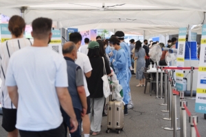 확진 10만명 육박… 위중증도 2주 만에 더블링