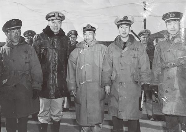 6·25 전쟁 영웅 최병해(가운데 점선) 중령이 맥아더 사령부에서 근무하던 시절 더글러스 맥아더(앞줄 왼쪽 두 번째) 장군과 함께 촬영한 사진. 최효선 수녀 제공
