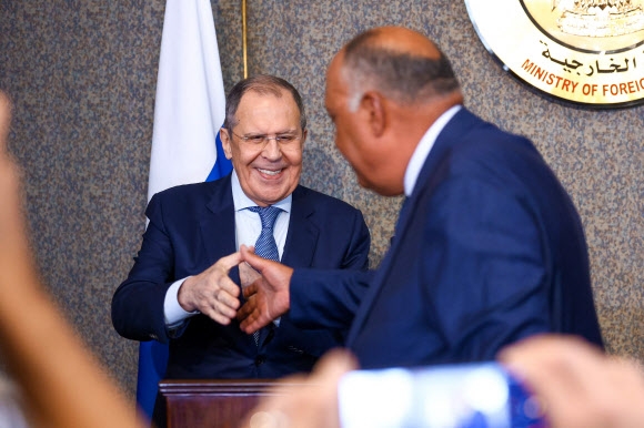 세르게이 라브로프(왼쪽) 러시아 외무장관이 24일(현지시간) 이집트 카이로에서 열린 양국 공동 기자회견에서 사메 슈크리 이집트 외무장관과 악수하고 있다. 카이로 AFP 연합뉴스