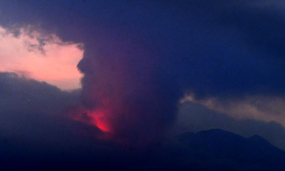 일본 규슈섬 남쪽 가고시마현에 있는 활화산 사쿠라지마 분화로 분연(噴煙·화산 분화구에서 연기처럼 솟아오르는 화산가스나 알갱이가 작은 화산재)이 화구에서 약 2.2㎞ 높이까지 솟아올랐다.AP교도연합