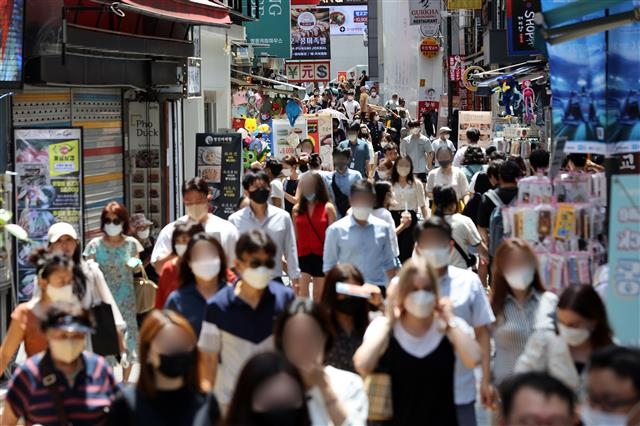 코로나19 재확산 우려 25일 서울 시내 한 거리에서 시민들이 마스크를 착용한 채 발걸음을 옮기고 있다. 2022.7.25/뉴스1