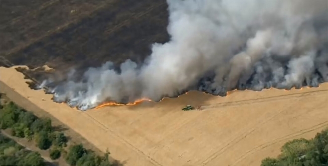 빌 알렉산더가 화재가 난 밭에 길을 내는 모습. / 사진=BBC 방송 캡처
