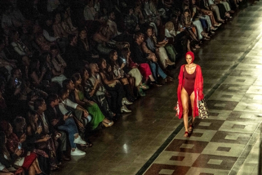 모델들이 25일(현지시간) 콜롬비아 메델린에서 열린 메델린 패션위크 동안 콜롬비아모다에서 콜롬비아 디자이너 후안 파블로 소카라스의 작품을 선보이고 있다. AFP 연합뉴스
