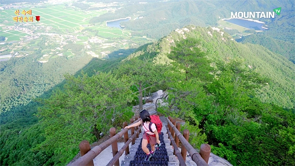 경남 현성산 산행 중인 등산유튜버 백송희. 방송 화면 갈무리