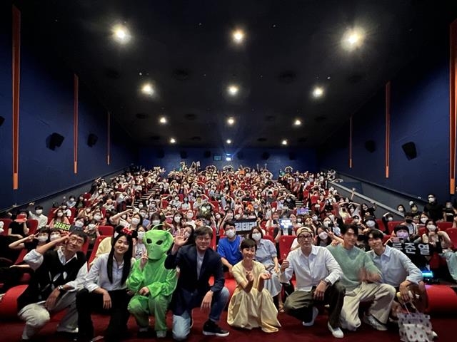 ‘외계+인’… 배우들 무대 인사로 관객들과 스킨십