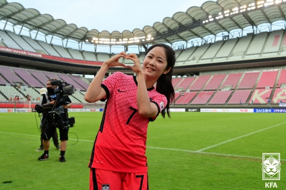 26일 일본 가시마 스타디움에서 열린 2022 동아시아축구연맹(EAFF) E1 챔피언십(동아시안컵) 한국과 대만의 경기에서 MVP로 선정된 이민아가 손으로 하트를 그리고 있다. 이날 여자축구대표팀은 대만에 4-0으로 완승을 거뒀다. 대한축구협회 제공