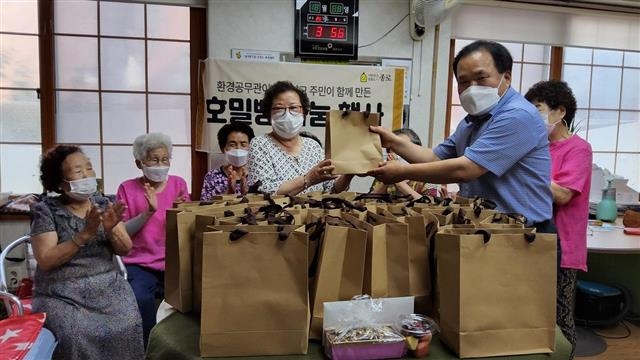 고동석 서울 종로구 청소행정과장이 지난 7일 원서동 계원경로당에서 환경공무관을 대표해 호밀빵을 전달하고 있다. 종로구 제공