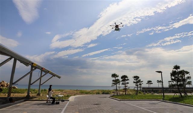 강원 동해 망상해수욕장에 시범적으로 도입되는 ‘드론 음식 배송 서비스’를 테스트하는 모습. 강원도 제공