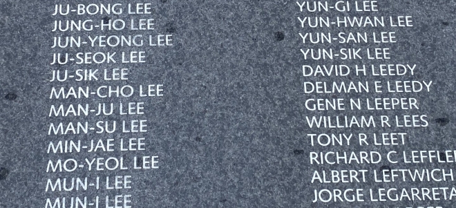 26일(현지시간) 미국 워싱턴DC 한국전 참전용사 기념공원 내 추모의 벽에 새겨진 한국전 전사자의 이름들. 이경주 워싱턴 특파원