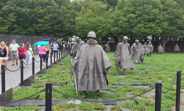 한국전 참전용사 기념공원을 찾은 시민들