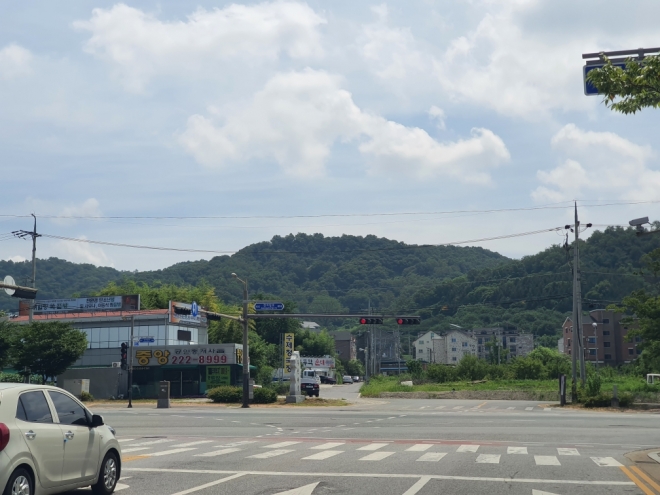 전북혁신도시와 전주 신시가지 사이에 자리잡고 있는 황방산. 전주시 교통체증 해소를 위해 터널 개설이 검토되고 있다.