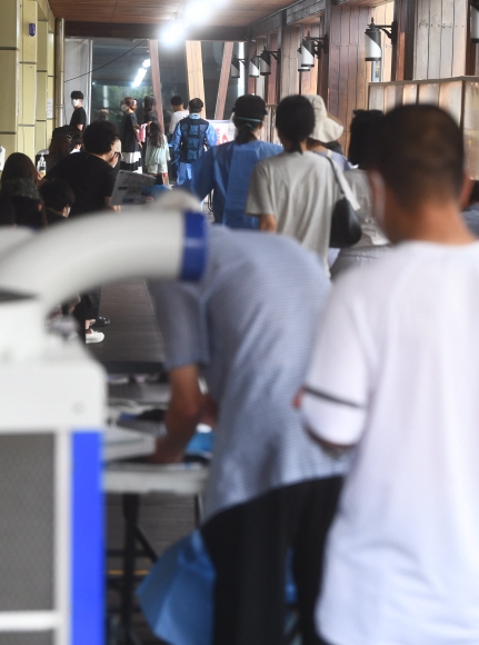 27일 송파구 선별진료소에 시민들이 코로나검사를 받기 위해 순서를 기다리고 있다. 2022. 7. 27 안주영 전문기자