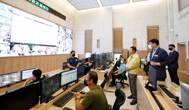 김태우(오른쪽 세번째) 서울 강서구청장이 27일 오전 ‘Smart City 강서통합관제센터’ 종합상황실을 찾아 관계자들과 함께 통합관제시스템을 살펴보고 있다. 강서구 제공