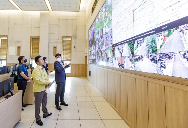 김태우(왼쪽 두번째) 서울 강서구청장이 27일 오전 ‘Smart City 강서통합관제센터’ 종합상황실을 찾아 관계자들과 함께 통합관제시스템을 살펴보고 있다. 강서구 제공