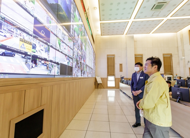 김태우(오른쪽) 서울 강서구청장이 27일 오전 ‘Smart City 강서통합관제센터’ 종합상황실을 찾아 관계자들과 함께 통합관제시스템을 살펴보고 있다. 강서구 제공