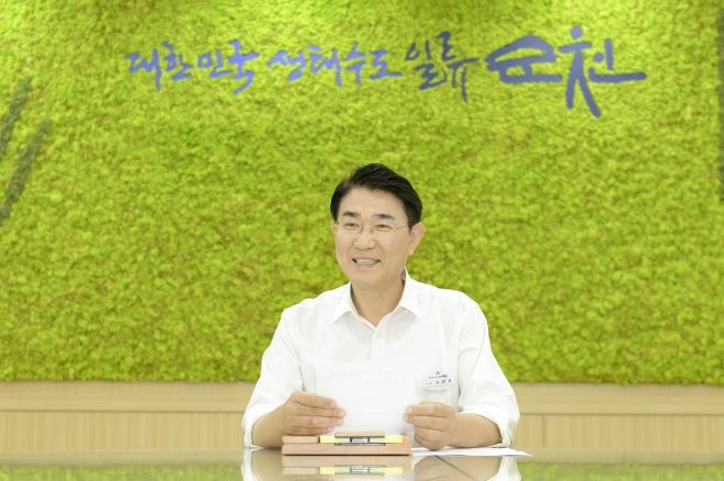 노관규 순천시장이 직원들과 회의하는 모습