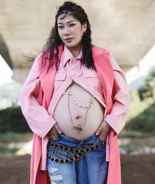 코미디언 김영희(38)가 파격적인 만삭 화보를 공개했다. SNS 캡처