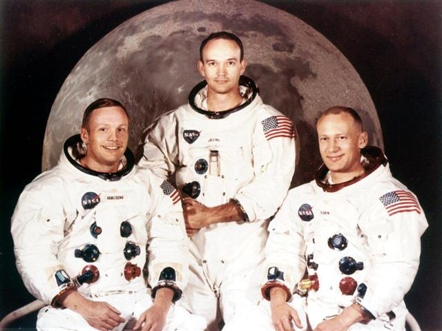 ‘아폴로11호’ 우주복 재킷 35억원에 팔려 1969년 7월 인류 최초의 달 착륙 우주선인 아폴로 11호에 탑승했던 승무원 중 92세로 생존 중인 에드윈 올드린(오른쪽)의 우주복 재킷이 26일(현지시간) 뉴욕 소더비 경매에서 270만 달러(약 35억 3000만원)에 낙찰됐다. 올드린의 미국 항공우주국(NASA) 재킷은 선장인 닐 암스트롱(왼쪽)과 함께 달 표면을 걸을 때 입었던 우주복과는 별개이며 우주선 내부에서 착용한 개인 소장품이다. NASA AP 연합뉴스