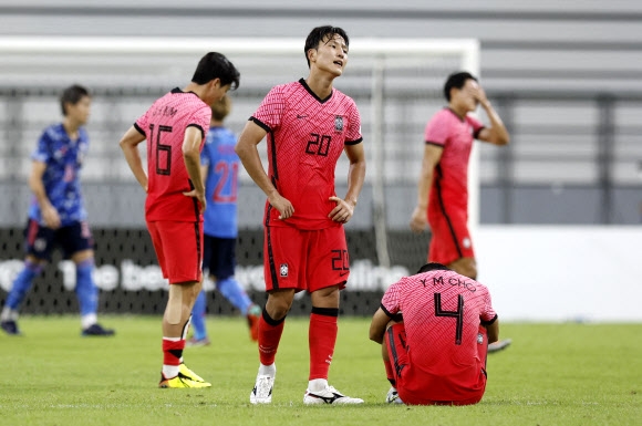 27일 일본 아이치현 도요타시 도요타 스타디움에서 열린 2022 동아시아축구연맹(EAFF) E-1 챔피언십 3차전 일본과의 경기에서 0-3으로 완패한 뒤 한국 대표팀 권경원이 허탈한 표정을 짓고 있다. 아래 사진은 두 번째 골을 넣고 기뻐하는 사카이 쇼(가운데)의 모습. 이날 한국 남자 축구대표팀은 일본에 0-3으로 패하며 동아시안컵 4연패의 꿈을 접어야 했다. 도요타 로이터 연합뉴스