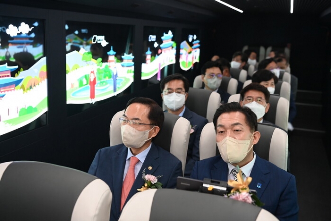 이재준 수원시장(앞줄 오른쪽) 조용만(앞줄 왼쪽) 문화체육관광부 2차관, 김동연 경기지사 등 이 XR버스 1795행을 시승하고 있다. 수원시 제공