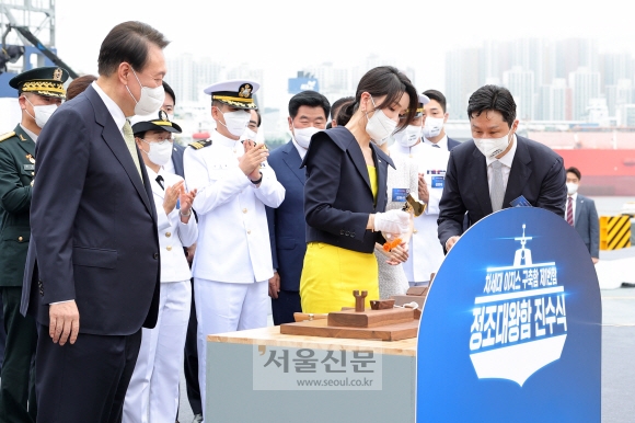 윤석열 대통령 부인 김건희 여사가 28일 울산 현대중공업에서 열린 정조대왕함 진수식에서 진수 도끼로 진수선을 자르고 있다. 진수선을 자르는 것은 아기의 탯줄을 끊는 것과 같이 새로운 배의 탄생을 의미하는 것으로 19세기 초 영국 빅토리아 여왕이 진수식을 주관한 이래 여성이 의식을 주관하는 전통이 이어지고 있다. 2022. 7. 28 박지환 기자