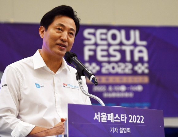 7월 12일 서울 동대문 디자인 플라자 알림2관에서 열린 ‘서울페스타 2022’와 ‘2022 하나은행 서울 E-PRIX’ 소개 기자설명회에서 오세훈 서울시장이 행사에 대해 설명하고 있다. 박윤슬 기자