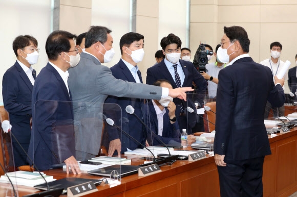 28일 국회에서 열린 행정안전위원회 전체회의에서 더불어민주당 간사인 김교흥(오른쪽 첫 번째) 의원이 민주당 의원들과 대화를 나누고 있다. 이날 회의에서 여야는 윤희근 경찰청장 후보자 인사청문회에 부를 증인 선정을 두고 신경전을 벌였다. 김명국 기자