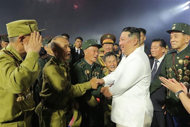 김정은 북한 국무위원장이 지난 27일 전승절 69주년 기념행사에 참석해 전쟁 노병들을 격려하고 있다. 평양 노동신문·뉴스1