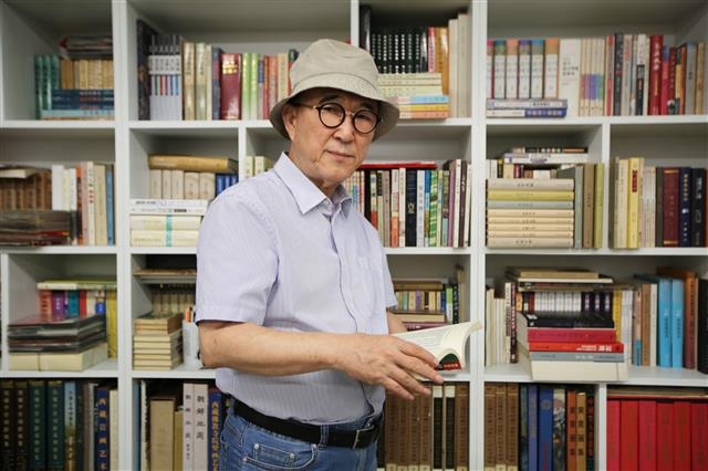 1990년대 중국전문서점 서울삼련을 열어 전설적인 중국의 예술가·지식인들을 만나게 했던 김명호는 경기 파주와 서울 두 곳에 서재를 두고 있으며, 상도동엔 서고가 따로 있다.