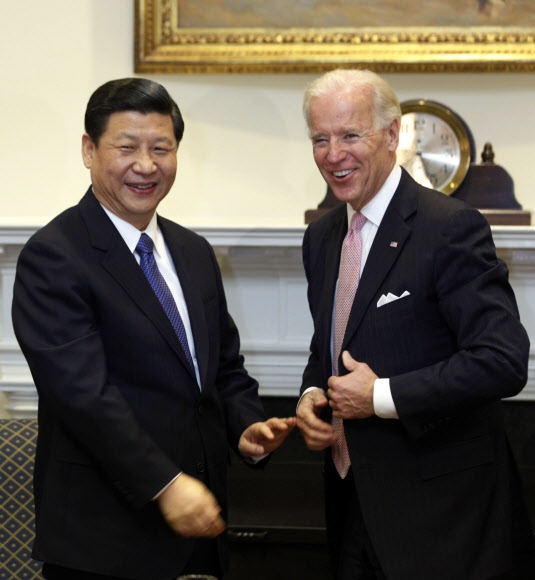 2012년 2월 조 바이든(오른쪽) 부통령과 시진핑 중국 국가부주석이 워싱턴DC 백악관에서 양자 회담을 위해 만나서 인사를 나누고 있다. 서울신문 DB 