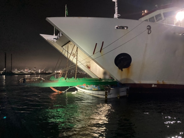 29일 새벽 포항시 북구 항구동 포항구항에서 화물선과 어선이 충돌했다. 포항해양경찰서 제공.