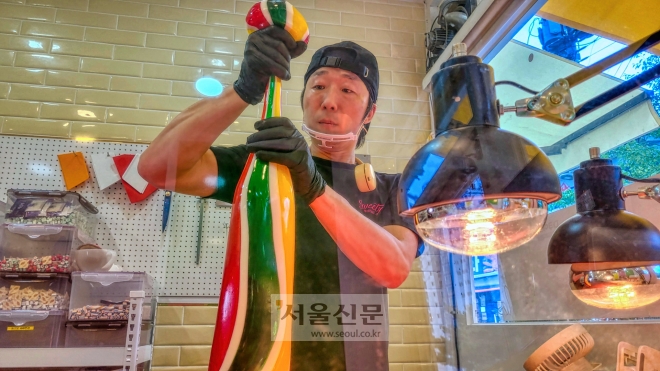 수제 사탕 가게 ‘스위티’의 윤아섭 대표가 사탕을 만들고 있다. 박홍규 기자 gophk@seoul.co.kr