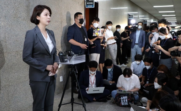 국민의힘 배현진 최고위원이 29일 서울 여의도 국회 당 원내대표실에서 최고위원 간담회를 마치고 나와 최고위원직 사퇴 의사를 밝히고 있다. 배 최고위원은 “”윤석열 정부가 출범한 이후 80여일이 되도록 속시원한 모습으로 국민들께 기대감을 총족시켜드리지 못한 것 같다”고 밝혔다. 2022.7.29 국회사진기자단