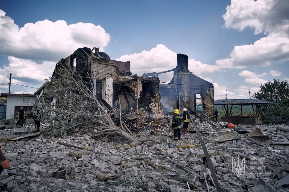 러시아군의 미사일 공격으로 파괴된 우크라이나 도네츠크주 크라마토르스크의 한 주거 지역에서 소방관들이 일하고 있다. 2022.7.29 로이터 연합뉴스