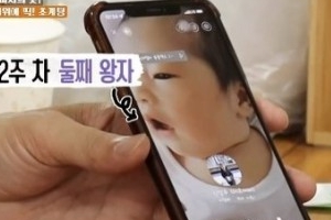 ‘56세’ 신성우, 생후 2주차 아들 공개 “육아 힘에 부쳐”