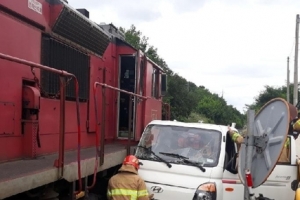예천 건널목서 무궁화 열차·1톤 트럭 충돌…80대 운전자 부상