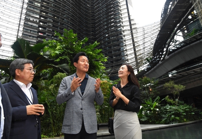 오세훈 서울시장(가운데)이 30일 오후 싱가포르의 마리나베이에 위치한 주거·관광·국제업무 복합개발단지 ‘마리나 원’의 내부 녹지 상황을 살펴보고 있다. 왼쪽은 김헌동 서울주택도시공사(SH공사) 사장, 오른쪽은 이관옥 싱가포르 국립대 도시계획전공 교수. 서울시 제공