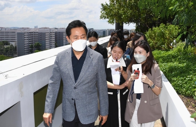 싱가포르를 방문 중인 오세훈 서울시장이 30일 오후 캄풍 애드미럴티(Kampung Admiralty)의 커뮤니티 시설인 옥상공원을 걷고 있다. 서울시 공동취재단 제공