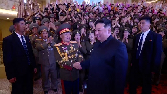 김정은 ‘밀착경호’하는 북한 경호원들