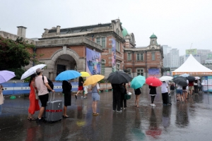 위중증 300명 육박…내일부터 60세 이상 고위험군 전화 모니터링 중단