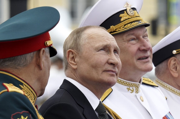 푸틴 러시아 대통령과 세르게이 러 국방장관. AP연합뉴스