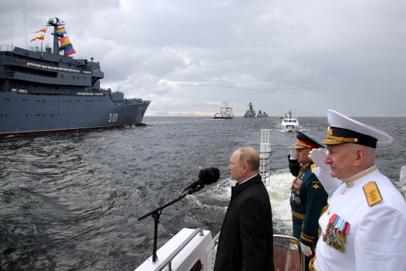 Russian Navy Day celebrations in Saint Petersburg 블라디미르 푸틴 러시아 대통령은 31일(현지시간) ”극초음속 미사일 ‘치르콘’을 몇 달 안에 러시아 해군에 전달할 예정“이라고 말했다. 로이터연합뉴스