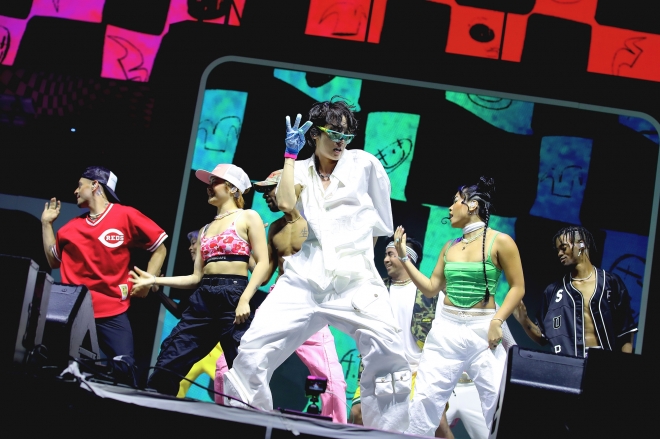 미국 유명 음악 축제 시카고 롤라팔루자에서 솔로로 공연한 BTS(방탄소년단) 제이홉. 하이브 제공