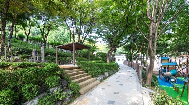 서울 용산구가 주민참여예산 사업 중 하나로 선정해 재단장한 소월길 주민쉼터. 용산구 제공