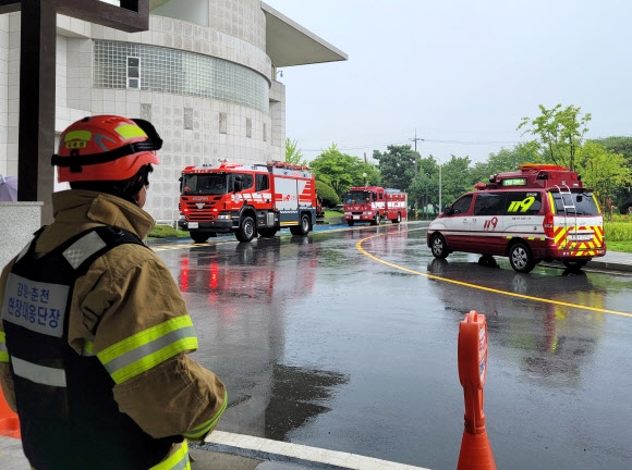 2일 강원 춘천 강원도교육청에 방화 예고 전화가 걸려와 경찰과 소방 당국이 혹시 모를 상황에 대비하고 있다. 예고 전화를 건 도내 모 학교 교사는 실제로 교육청에 나타나지 않아 해프닝으로 끝났다. 2022.8.2 연합뉴스