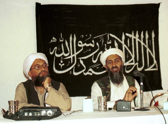 2011년 9·11 테러를 이끈 국제 테러조직 알카에다의 수장 오사마 빈라덴(오른쪽)의 연설을 알자와히리(왼쪽)가 듣고 있는 모습. AP 뉴시스