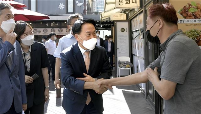 이성헌(가운데) 서울 서대문구청장이 신촌동에서 한 상인과 악수를 하며 인사를 나누고 있다. 서대문구 제공