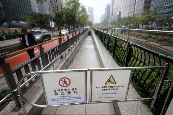 비가 내린 3일 오전 서울 중구 청계천 산책로가 수위 상승으로 출입 통제되고 있다. 2022.8.3 <br>연합뉴스